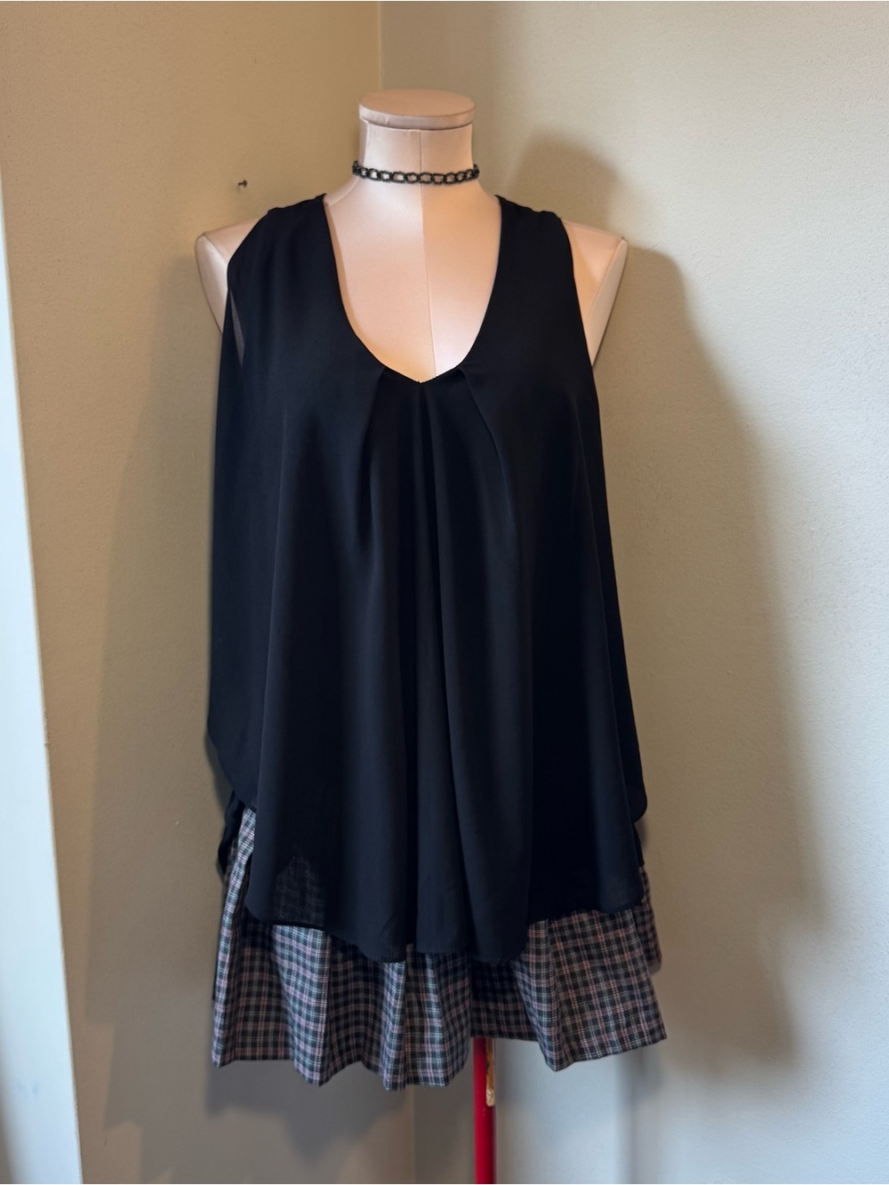 Black Sleeveless V-Neck Pleated Women's Blouse